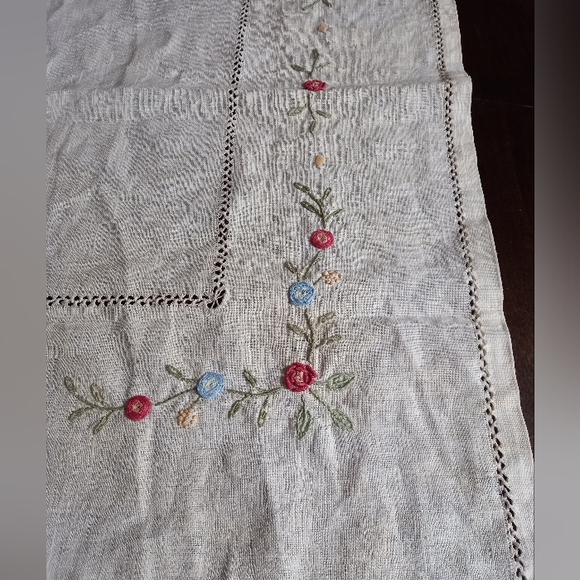 Vintage Inspired Hand Embroidered Linen tea cloth. - Picture 2 of 4